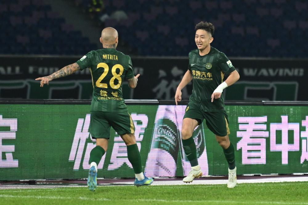 爵士核心米切尔引领球队奋勇拼搏成就赛季辉煌表现